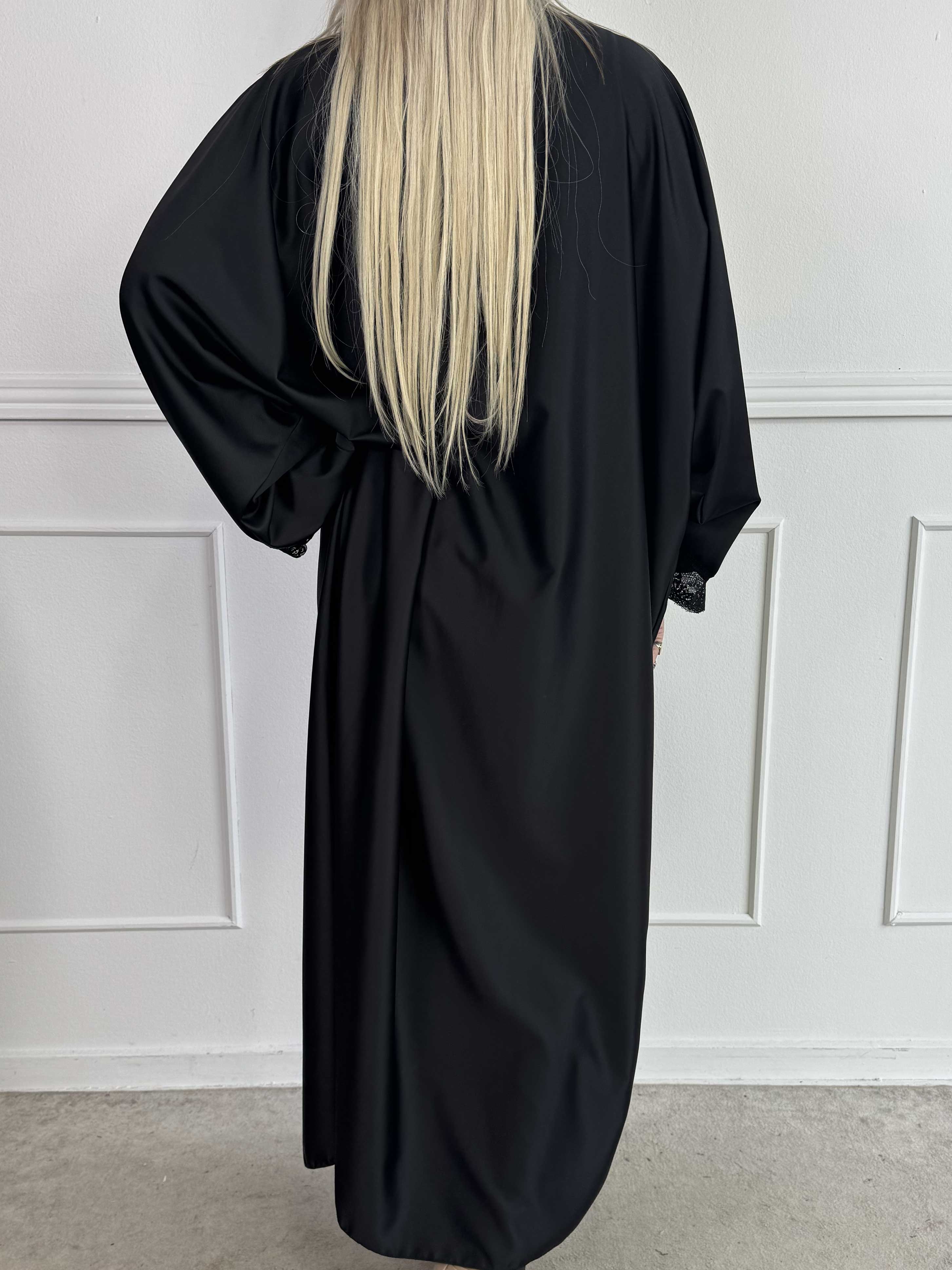Deiene - Lang kimono i silkelook med elegant blondekant for et let og sofistikeret udtryk